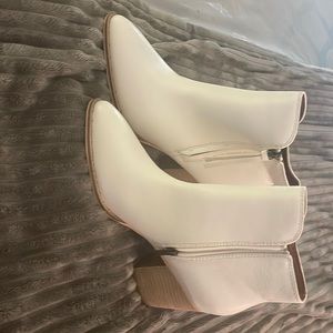 White boots. Size 10. Never worn.